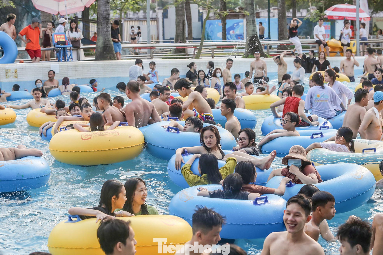 Bạn Linh (20 tuổi) rủ các bạn đến công viên nước vui chơi trong dịp nghỉ lễ này, tuy nhiên tỏ ra khá thất vọng. "Em nghĩ công viên sẽ đông nhưng không nghĩ lại đông như thế này, khu vực hồ bơi toàn người là người người còn các khu vực trượt ống, hay đu dây đều phải chờ lâu mới đến lượt", bạn Linh bày tỏ.