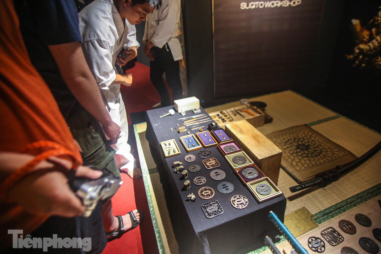 Phụ kiện kiếm độc đáo được trưng bày tại triểm lãm.