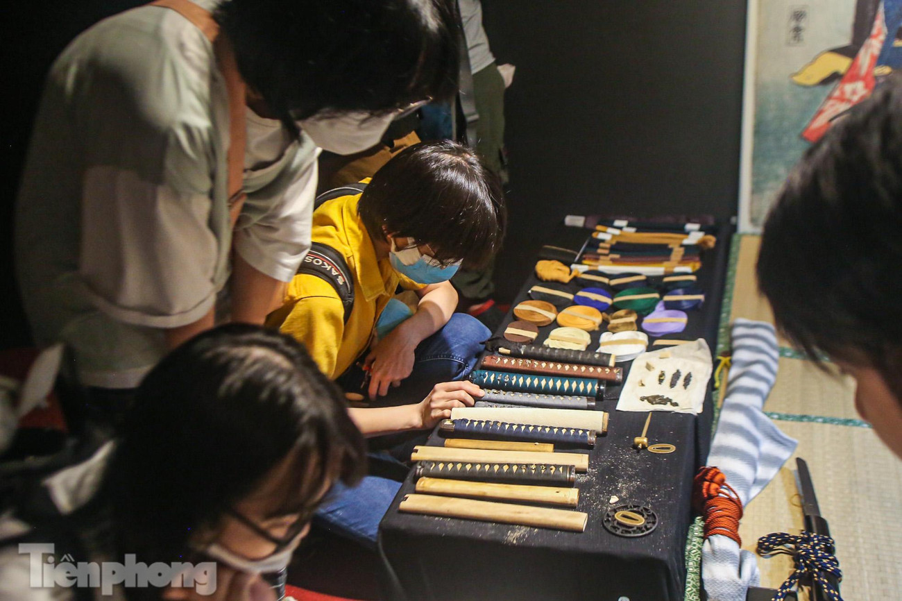 Nghệ thuật quấn cán kiếm thu hút nhiều khách tham quan.