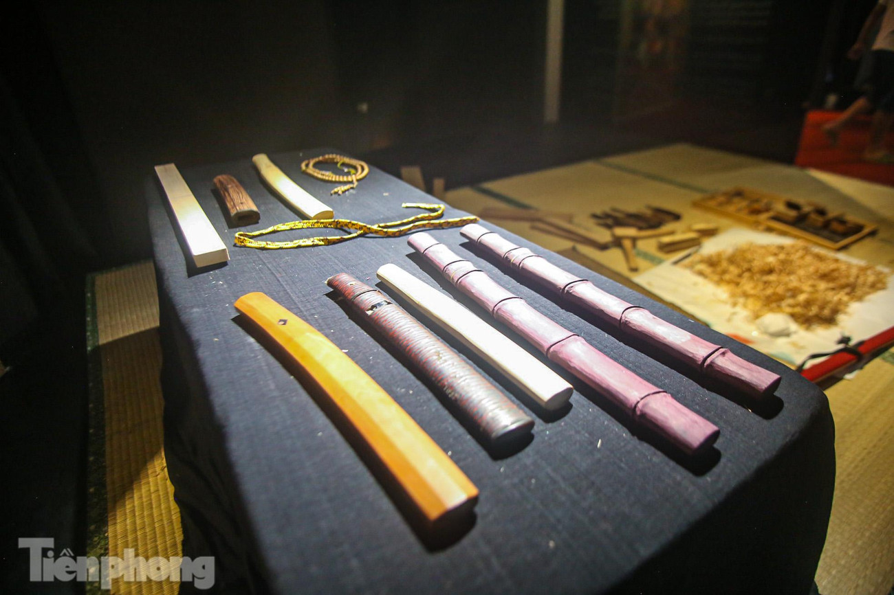 Mỗi sản phẩm kiếm có giá hàng chục triệu đồng.