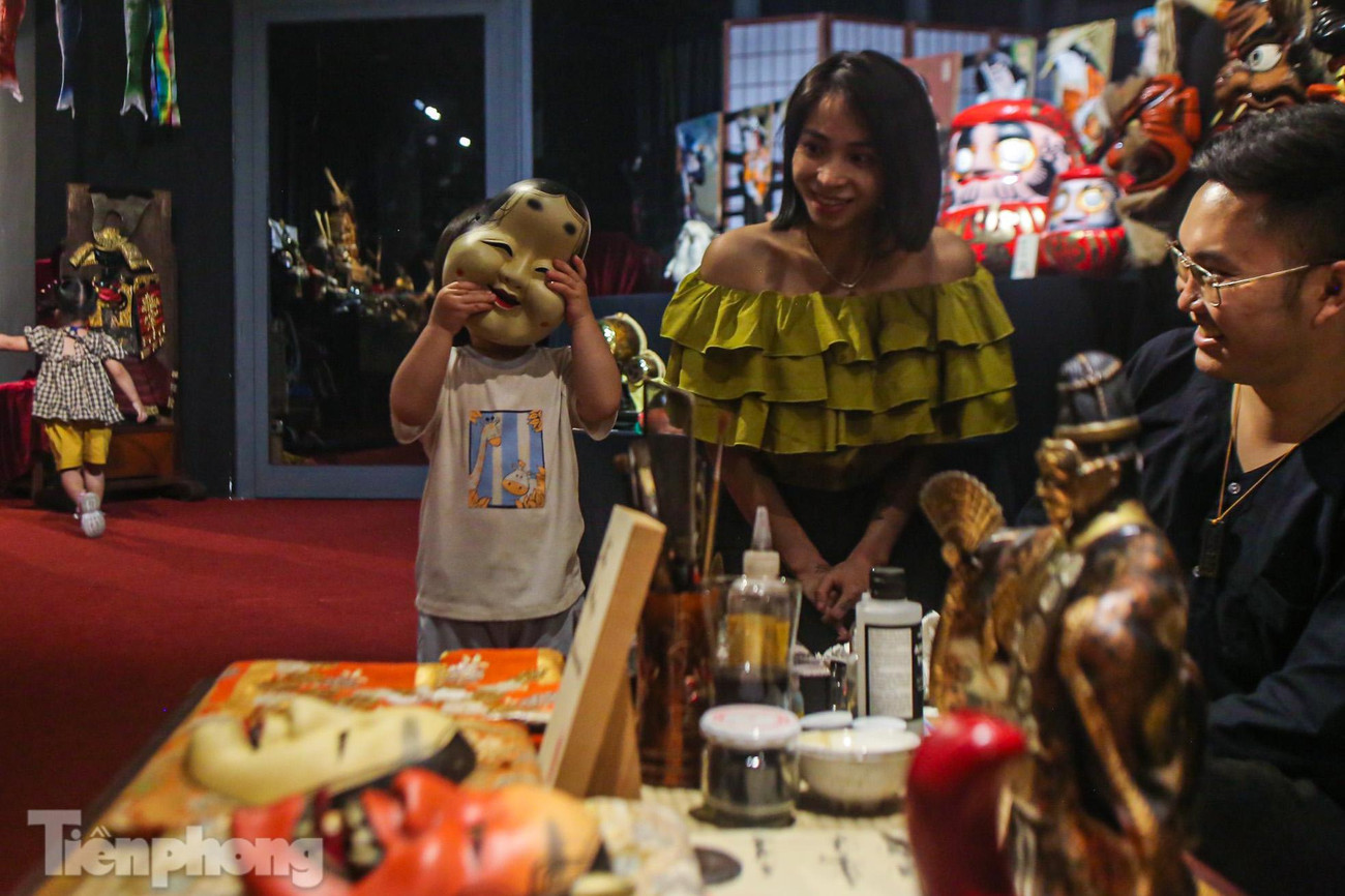 Trẻ em thích thú với những chiếc mặt nạ Nhật Bản.