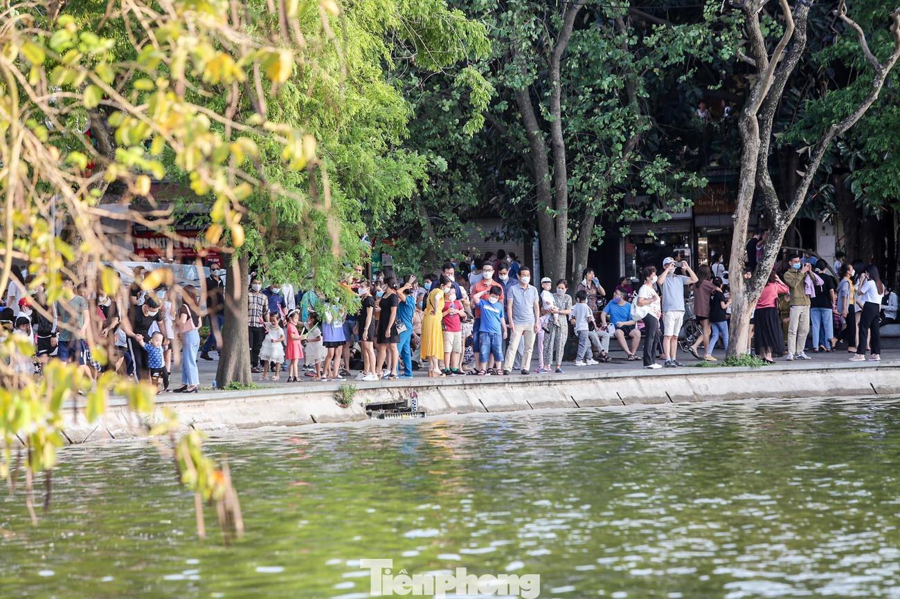 Khu vực bờ kè thu hút nhiều người dừng chân trong thời tiết mát dịu.