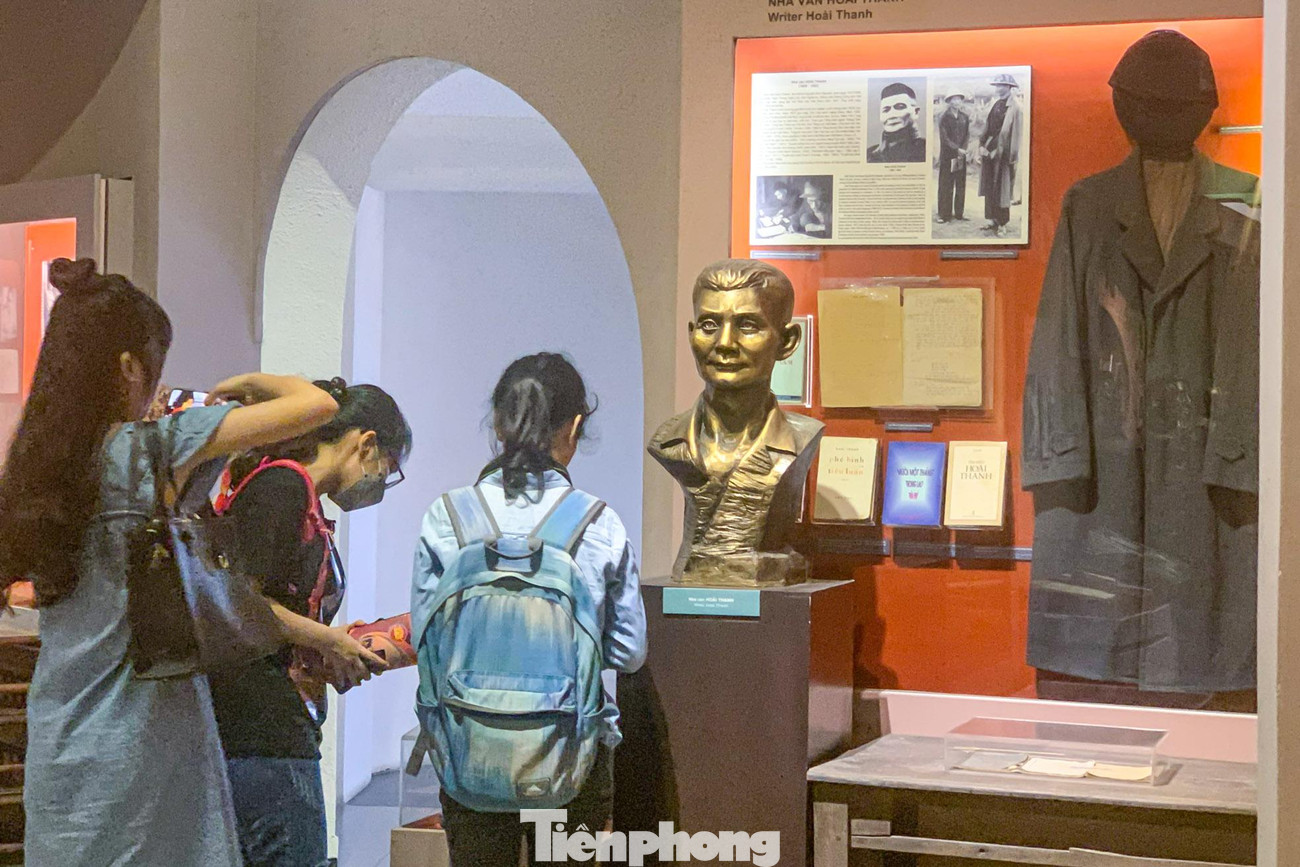 Nơi đây cũng trưng bày các bức tượng điêu khắc chân dung các nhà văn, nhà thơ nổi tiếng.