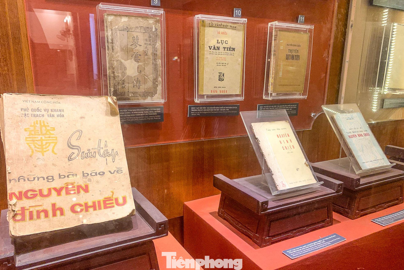 Các tác phẩm của cụ Nguyễn Đình Chiểu được trưng bày.