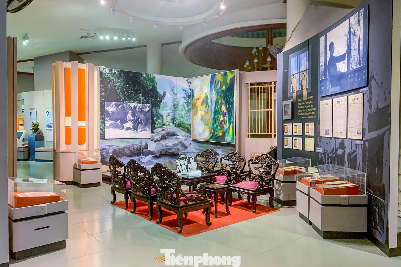 Bộ bàn ghế Bác Hồ từng tiếp vua Bảo Đại năm 1946.