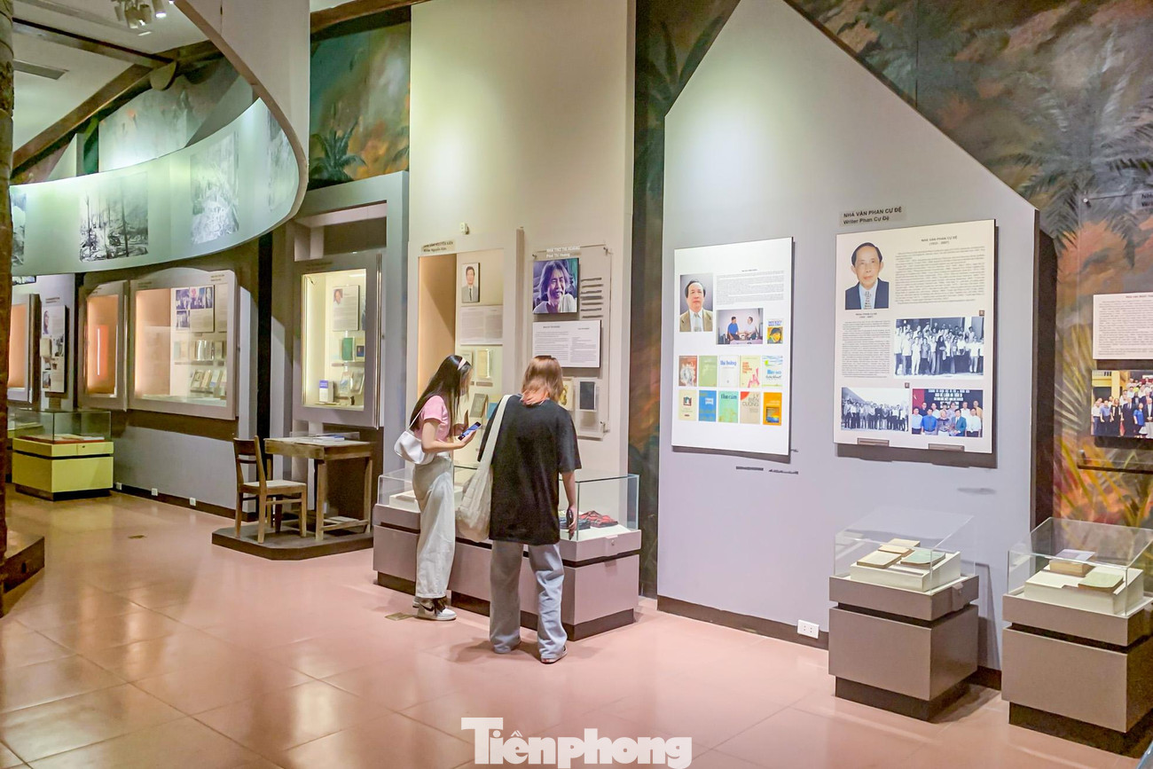 Theo chia sẻ của nhân viên tại đây, mỗi ngày chỉ khoảng chục lượt khách tham quan. Thành phần đến đây chủ yếu là các bạn học sinh, sinh viên, những người yêu thích văn học.