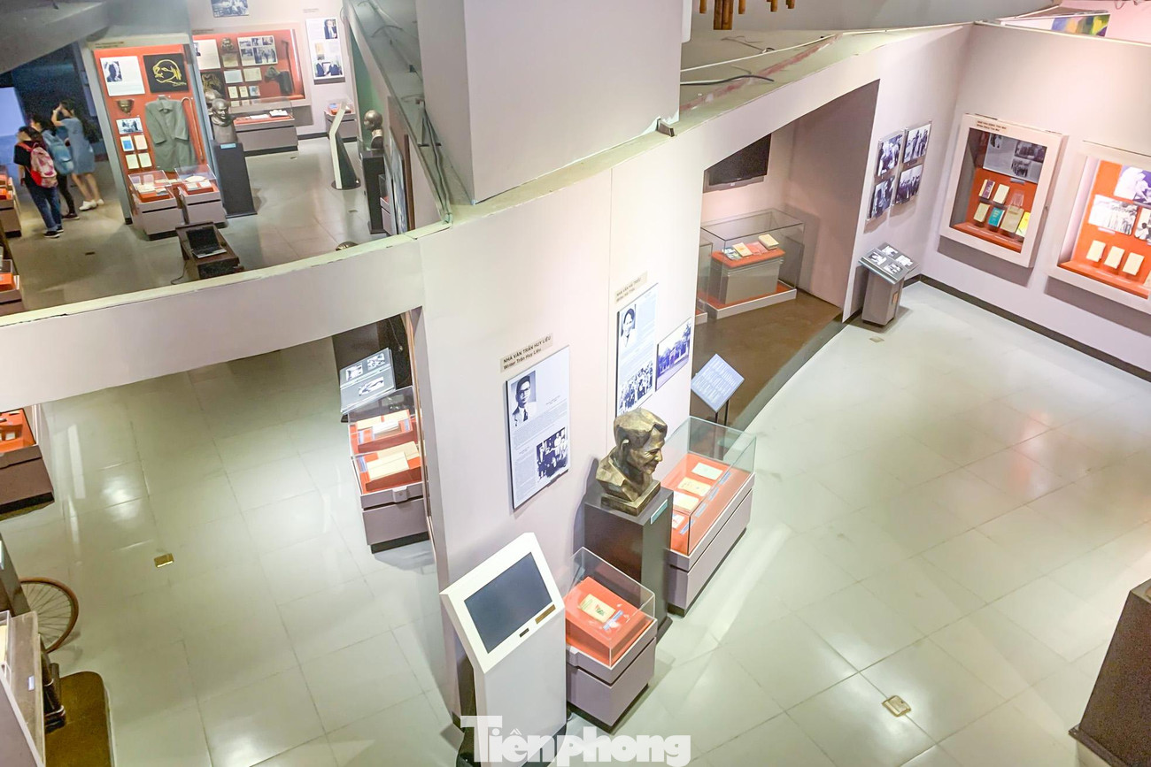 Mỗi tầng bảo tàng là nơi trưng bày văn học Việt Nam qua từng giai đoạn cổ đại, trung đại.