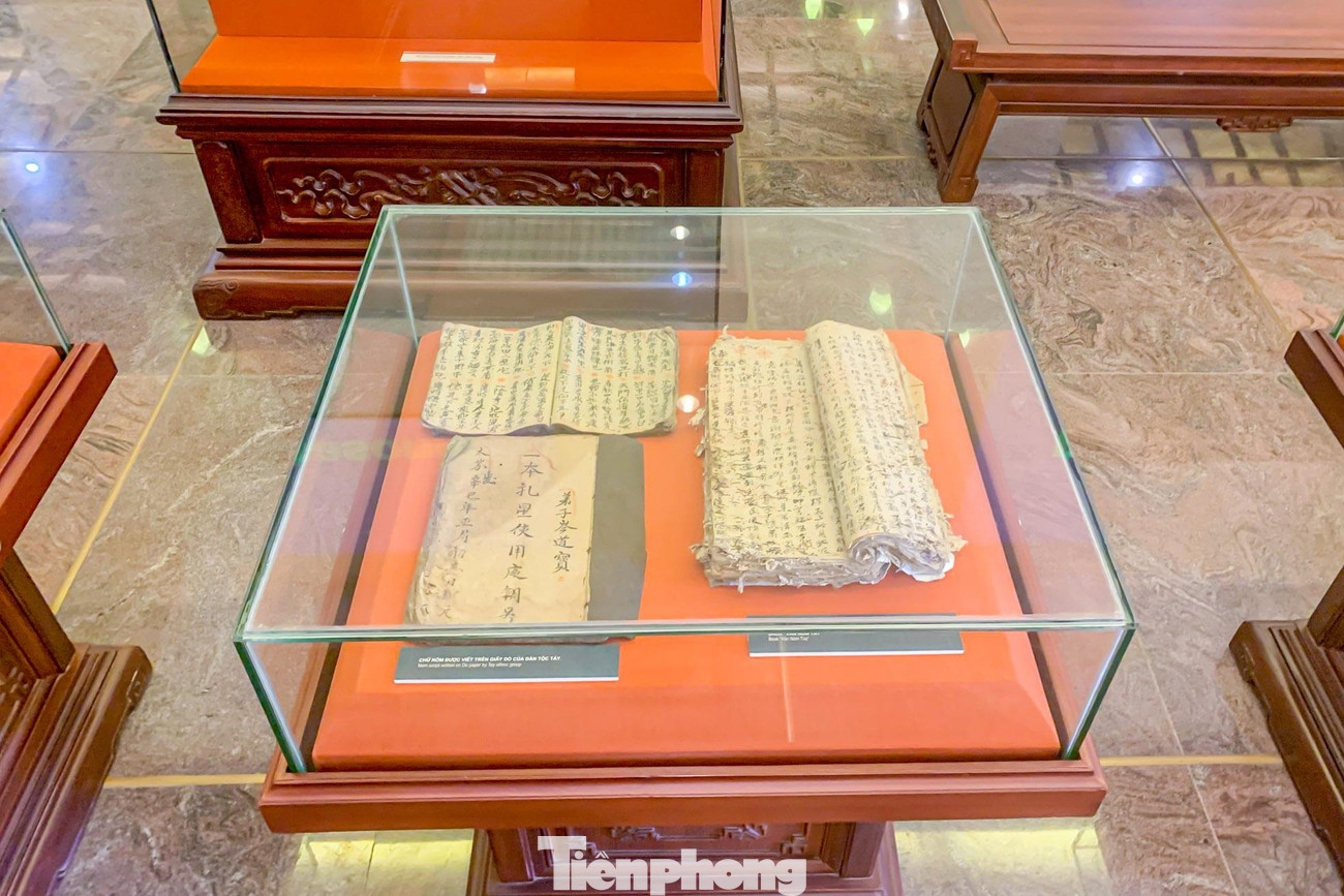Những tài liệu được viết bằng chữ Nôm quý giá.