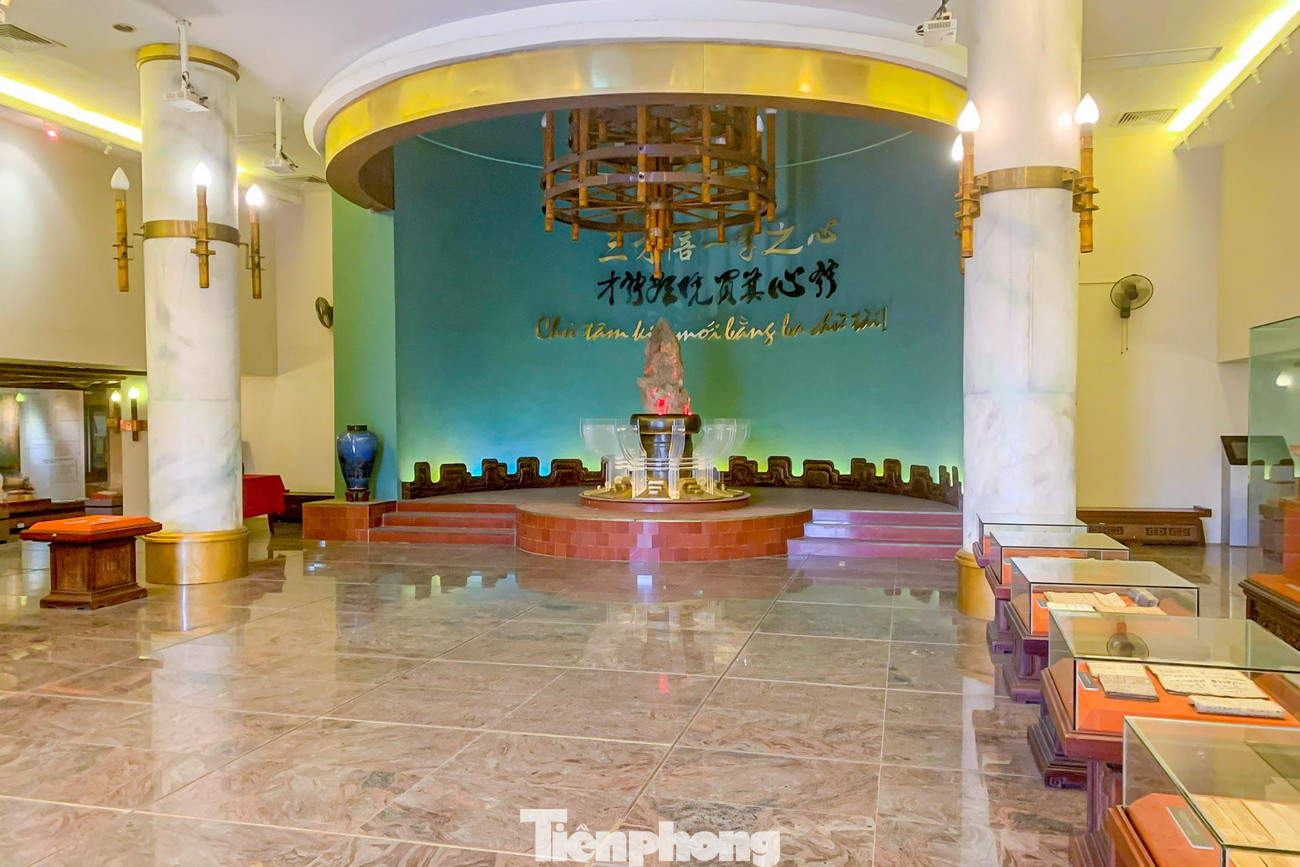 Không gian bảo tàng rộng tới 3.000m2, trưng bày gần 4.000 hiện vật, tư liệu quý giá. Đây cũng là điểm hấp dẫn đối với những người yêu thích văn học.