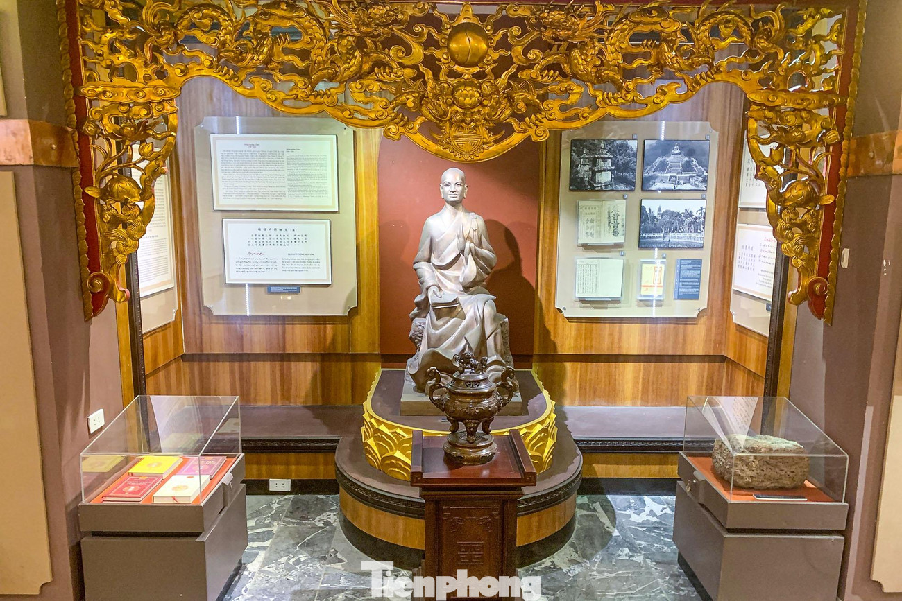 Khu trưng bày các tác phẩm, hiện vật của vua Trần Nhân Tông.