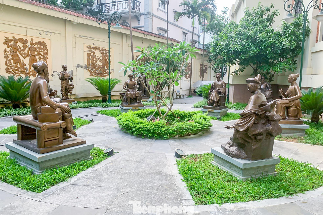 Toàn cảnh vườn tượng danh nhân văn hóa đặt tại Bảo tàng Văn học Việt Nam.