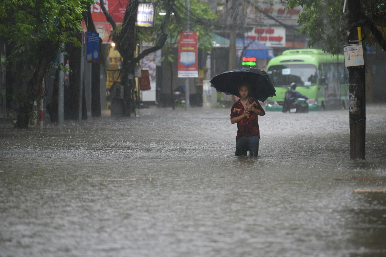 Ghi nhận của PV, nhiều tuyến phố như Thái Hà, Tây Sơn, Vương Thừa Vũ, Bùi Xương Trạch, Nguyễn Trãi, Hoa Bằng... ngập sâu trong nước, có nơi ngập sâu cả mét.