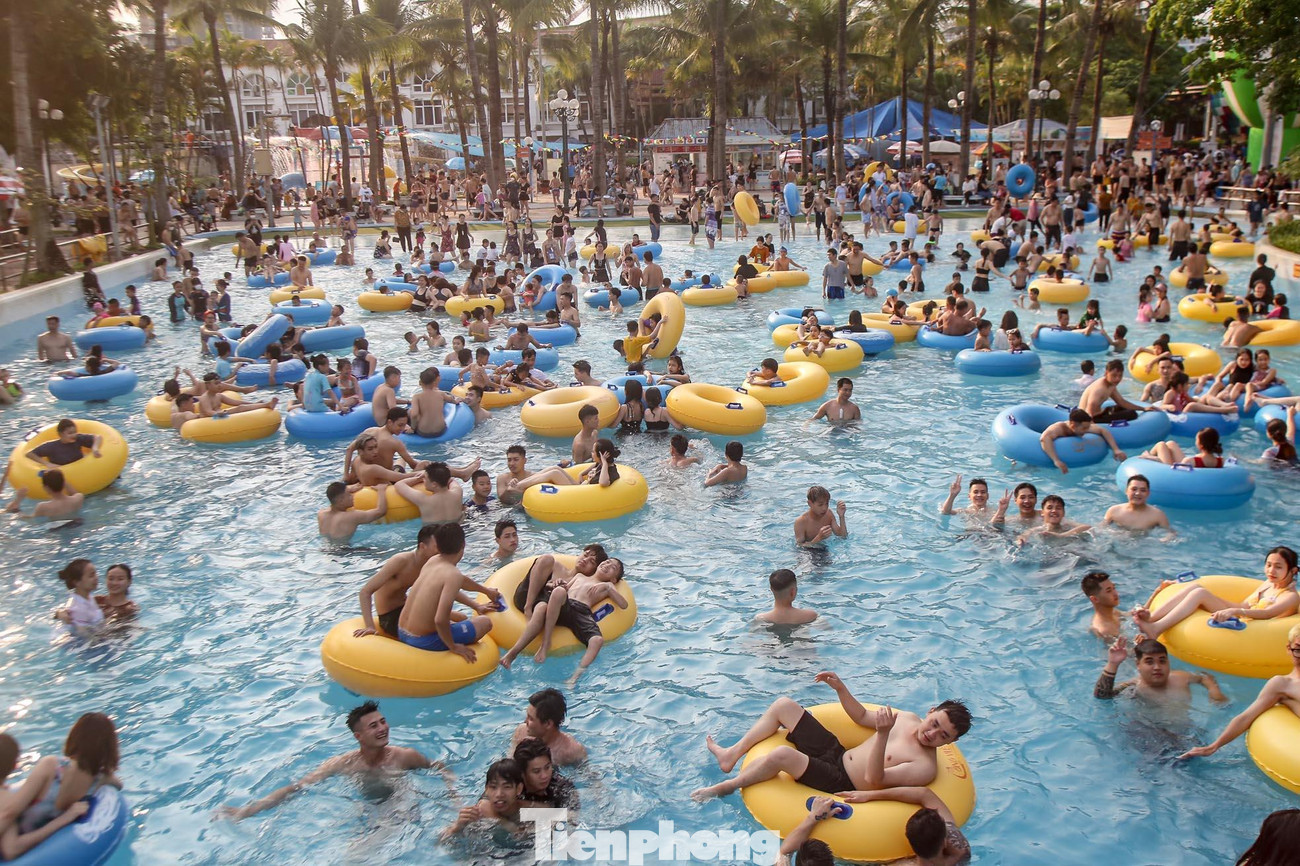 Còn tại công viên nước Hồ Tây, có đến hàng vạn lượt khách đến đây trong dịp 30/4 - 1/5.