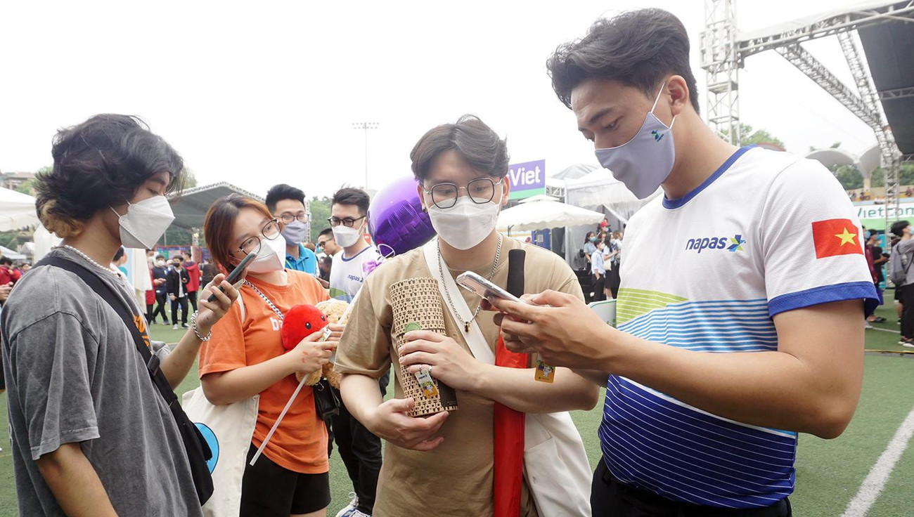 Đặc biệt, gian hàng NAPAS còn thu hút các bạn sinh viên bởi có các phần quà thú vị, đó là những chiếc thẻ thanh toán siêu tiện lợi để trải nghiệm thanh toán không cần tiền mặt ở mọi gian hàng.