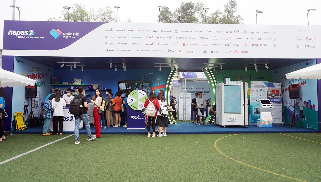 Tại sự kiện chính với tâm điểm Sóng Festival, gian hàng của NAPAS đã thu hút hàng trăm các bạn sinh viên đến tham quan và mở thẻ với không gian văn hóa âm nhạc đầy sôi động và cơ hội trải nghiệm những công nghệ thanh toán không cần tiền mặt hiện đại và tiên tiến nhất.