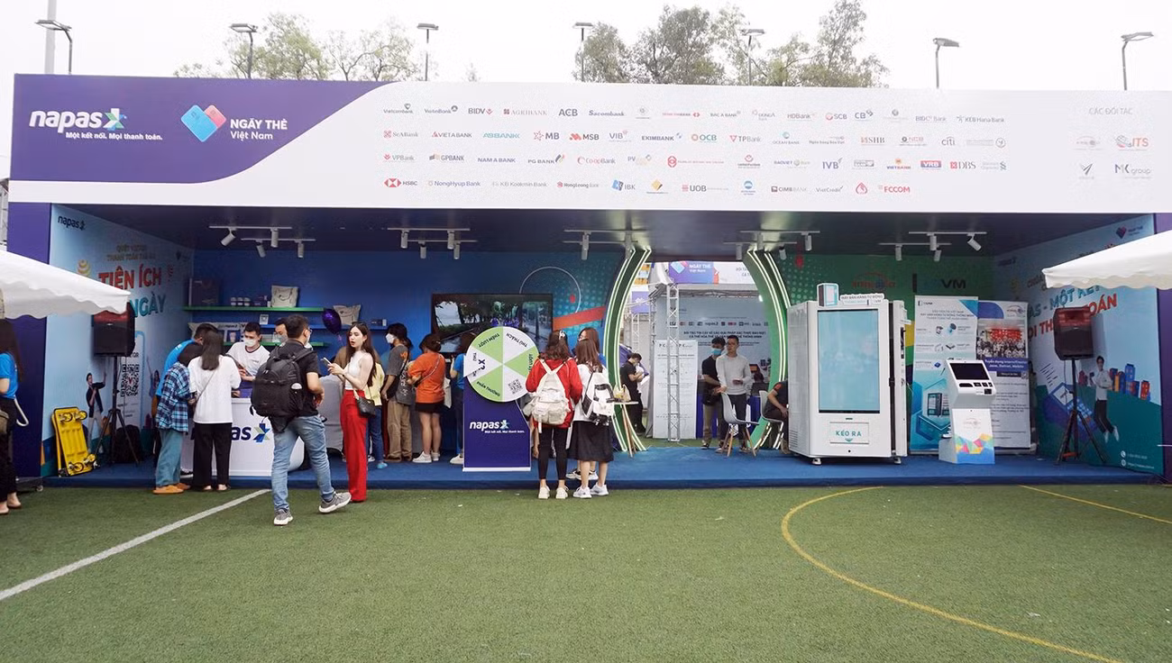 Tại sự kiện chính với tâm điểm Sóng Festival, gian hàng của NAPAS đã thu hút hàng trăm các bạn sinh viên đến tham quan và mở thẻ với không gian văn hóa âm nhạc đầy sôi động và cơ hội trải nghiệm những công nghệ thanh toán không cần tiền mặt hiện đại và tiên tiến nhất.