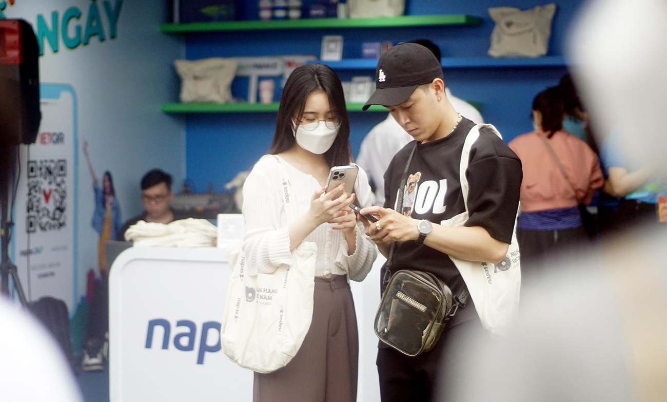 Tại sự kiện Ngày Thẻ Việt Nam lần 2, NAPAS đã liên kết với nhiều ngân hàng để cho ra mắt các chương trình ưu đãi vô cùng hấp dẫn dành cho các bạn trẻ như: “Cùng NAPAS chạm mọi phim hay”, “Mua sắm thả ga nhận ngay 500K từ NAPAS và Sendo”.