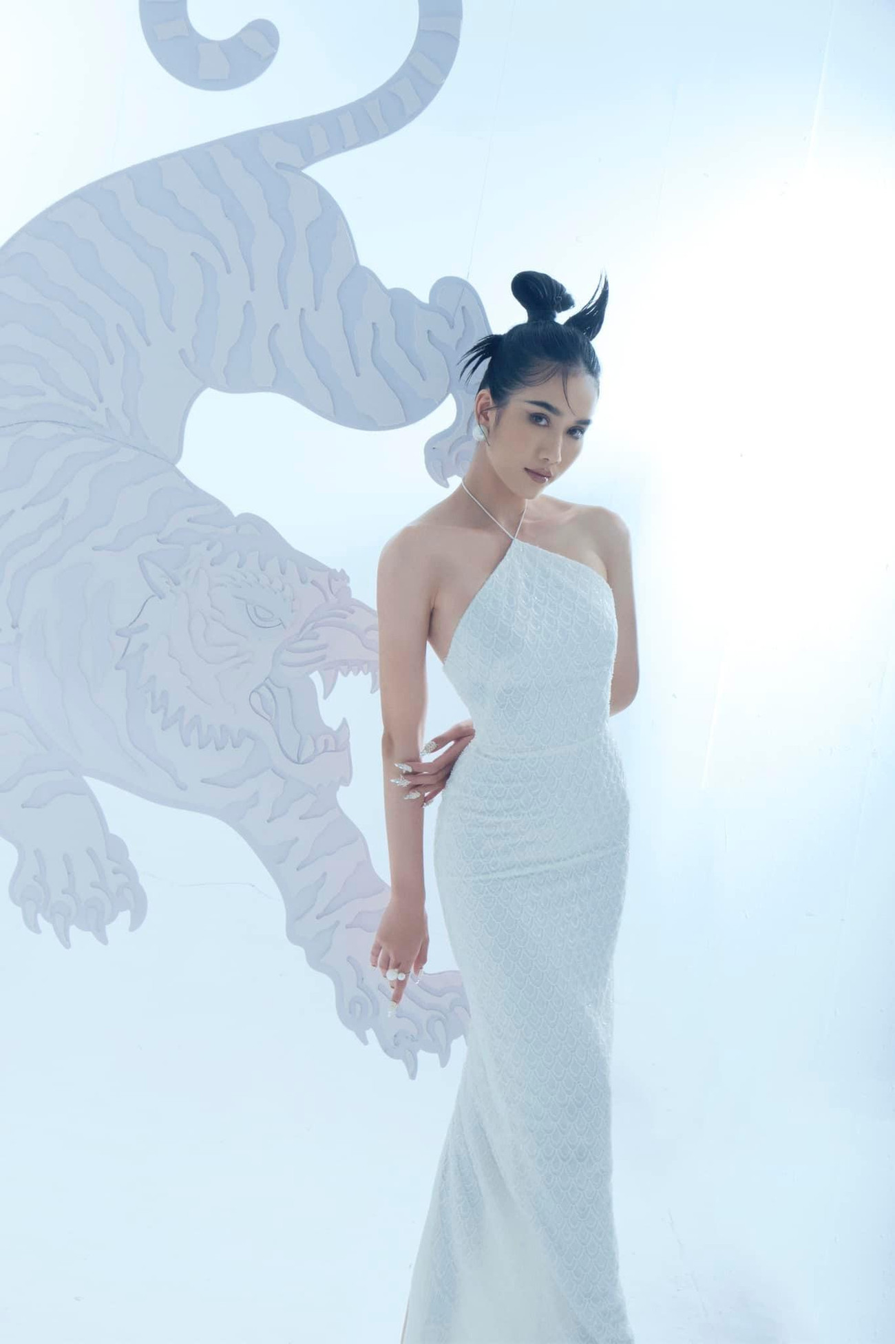 Thiết kế với tông màu trắng, kiểu dáng xuông tôn lên bờ vai thon quyến rũ và làn da trắng nuột nà không tì vết của Á hậu Việt Nam 2020.