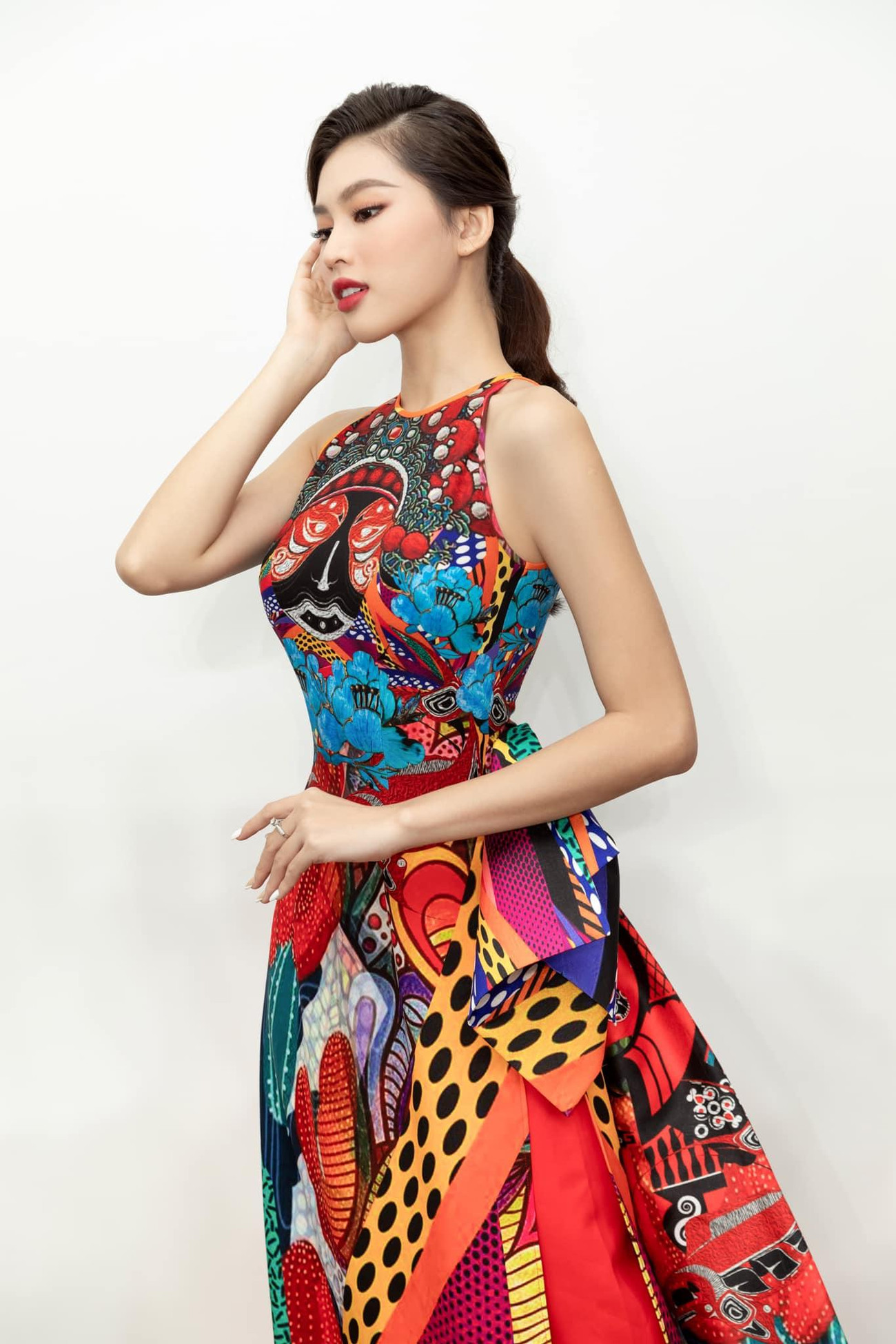 Á hậu Ngọc Thảo diện bộ váy có kiểu dáng cổ yếm cùng những họa tiết rực rỡ sắc màu đặc trưng ngày Tết, khoe trọn vẻ quyến rũ và thanh lịch.