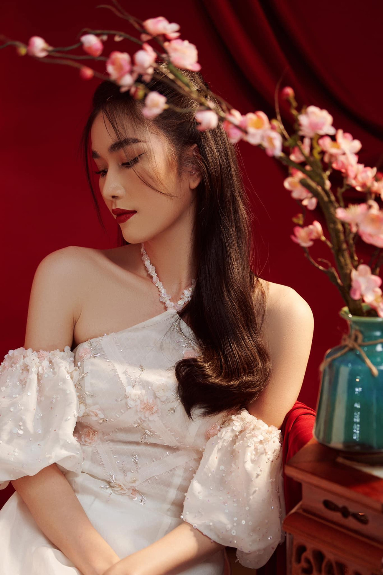 Á hậu Phương Anh khoe nhan sắc xinh đẹp, dịu dàng với váy yếm tông màu trắng thanh lịch trong bộ ảnh đón Tết Nhâm Dần 2022.