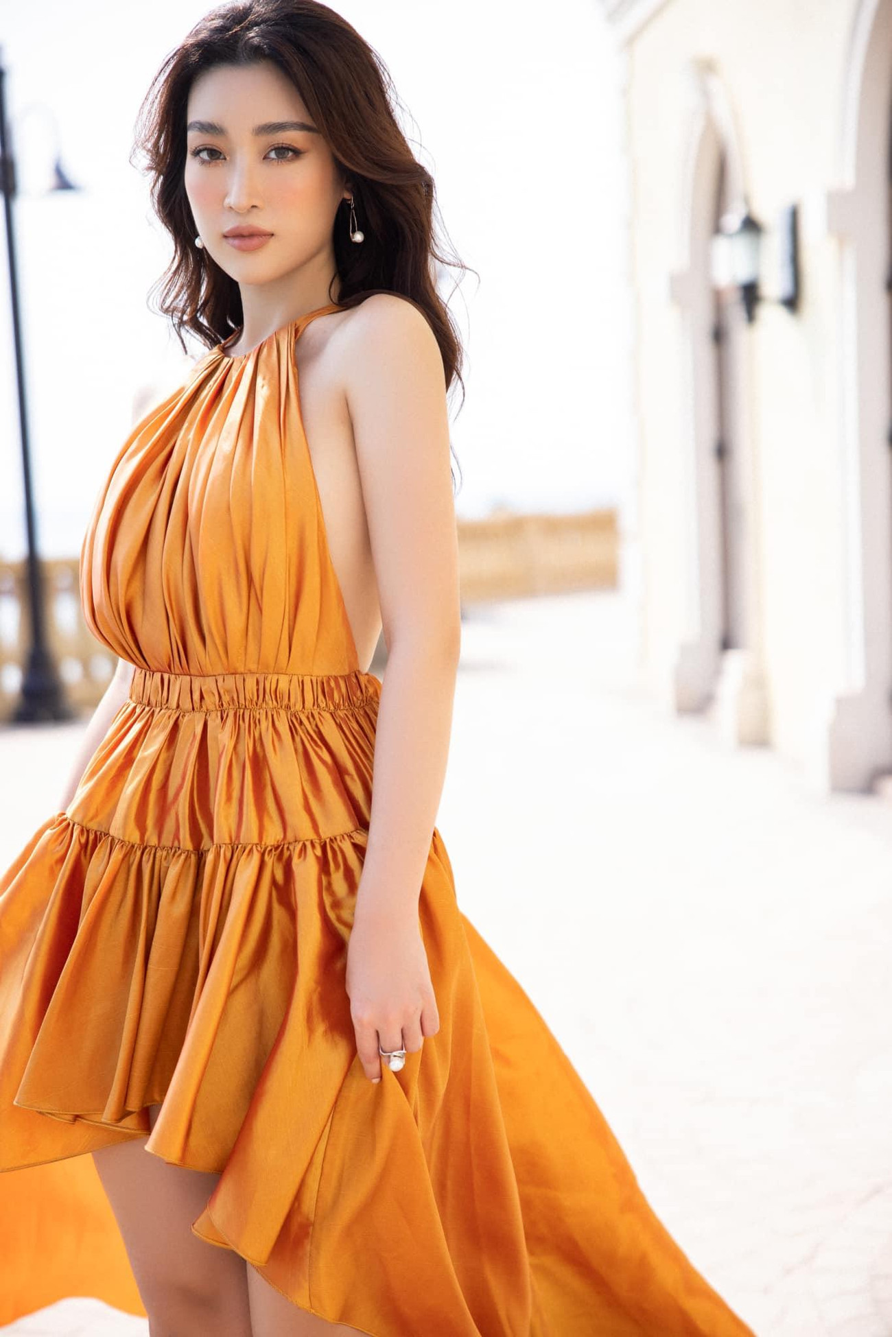 Với bờ vai nuột nà cùng xương quai xanh đầy quyến rũ, Hoa hậu Mỹ Linh nổi bật đầy gợi cảm trong những bộ váy kiểu cổ yếm.