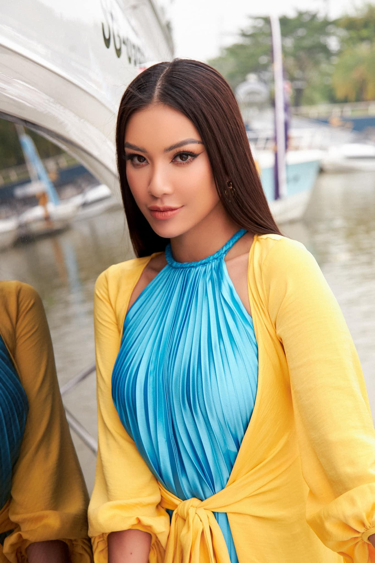 Nhan sắc bí ẩn đầy quyến rũ của Kim Duyên được phát huy tối đa khi diện kiểu váy yếm rực rỡ sắc màu.