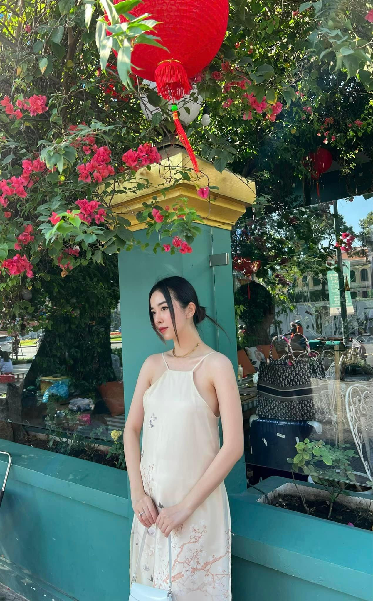 Á hậu Thúy An diện váy cổ yếm với họa tiết đậm chất mùa Xuân đầy lãng mạn trong dịp Tết Nhâm Dần vừa qua.