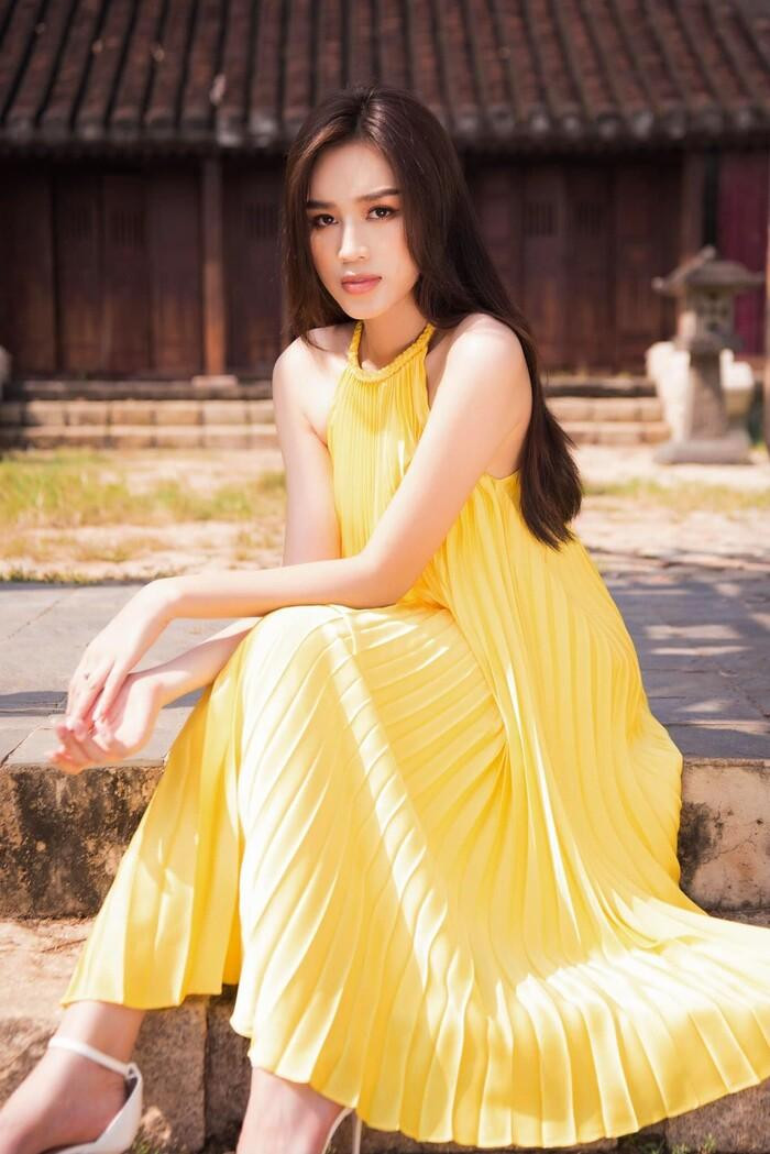 Váy yếm là một phong cách thời trang khoe được vẻ quyến rũ và mặn mà của người phụ nữ Việt trong truyền thống, nhưng cũng rất phù hợp với thời đại ngày nay. Trải qua nhiều thăng trầm của thời trang, váy yếm đã được cách tân nhiều chi tiết để phù hợp hơn với xã hội hiện đại. Hoa hậu Đỗ Thị Hà là một trong những người đẹp rất hợp với váy yếm khi sở hữu bờ vai thon thả, nuột nà và chiều cao cùng vóc dáng ấn tượng. Trong đoạn video clip thực hiện để chuẩn bị cho cuộc thi Miss World 2021, Đỗ Thị Hà đã giới thiệu với bạn bè quốc tế nhiều trang phục mang đậm văn hóa truyền thống, trong đó có váy yếm.