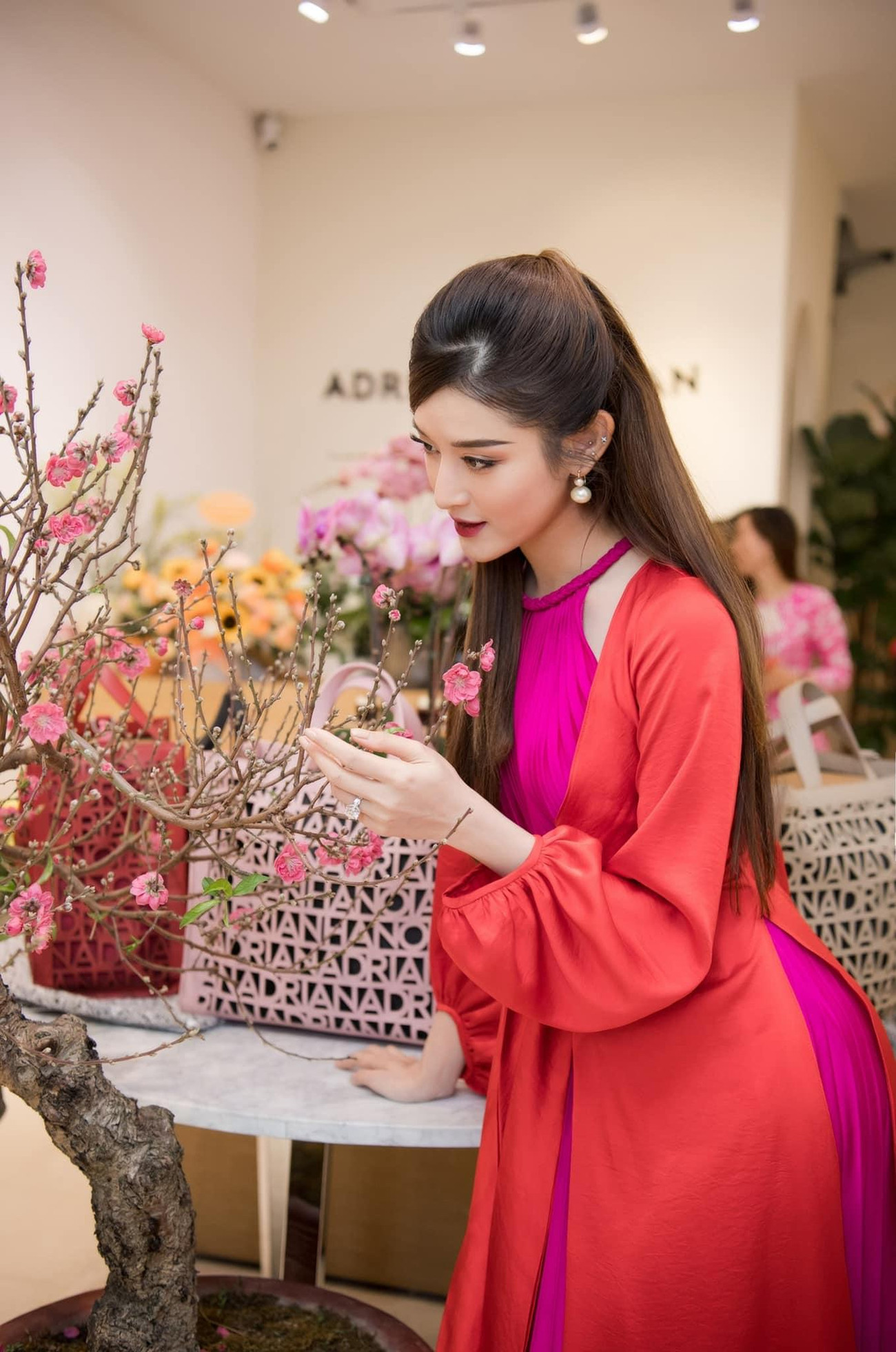 Á hậu Huyền My khoe nhan sắc xinh đẹp, quyến rũ trong một thiết kế váy yếm tương tự của Hoa hậu Đỗ Mỹ Linh nhưng với tông màu nổi bật hơn.