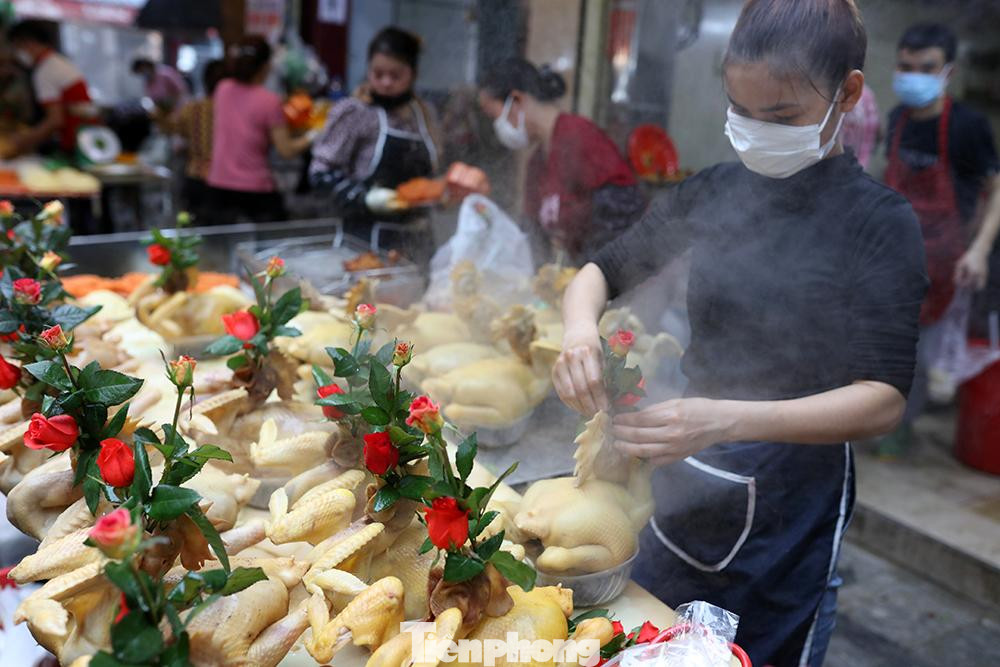 Gà luộc sẵn ở đây không chỉ ngon mà còn được trang trí rất đẹp, ngậm hoa hồng để phù hợp bày mâm cúng lễ. Gà luộc sẵn ở đây không chỉ ngon mà còn được trang trí rất đẹp, ngậm hoa hồng để phù hợp bày mâm cúng lễ.
