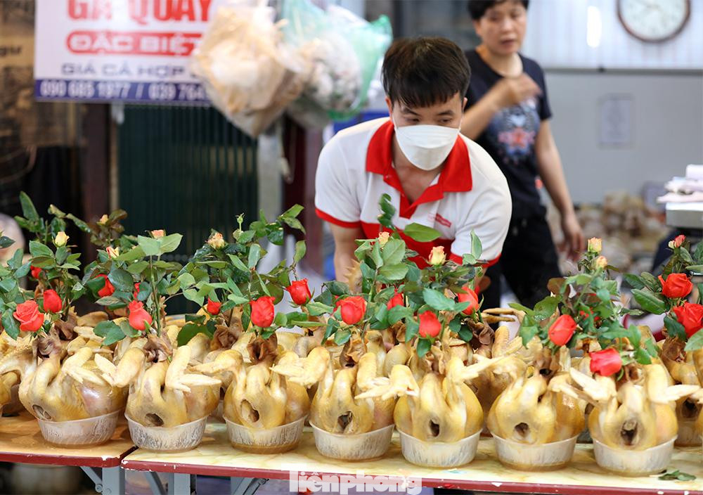 Trên phố có 2 cửa hàng gà luộc sẵn nổi tiếng ở chợ Hàng Bè. Những ngày rằm hay mùng một, cửa hàng bán vài trăm con gà luộc sẵn. Trên phố có 2 cửa hàng gà luộc sẵn nổi tiếng ở chợ Hàng Bè. Những ngày rằm hay mùng một, cửa hàng bán vài trăm con gà luộc sẵn.