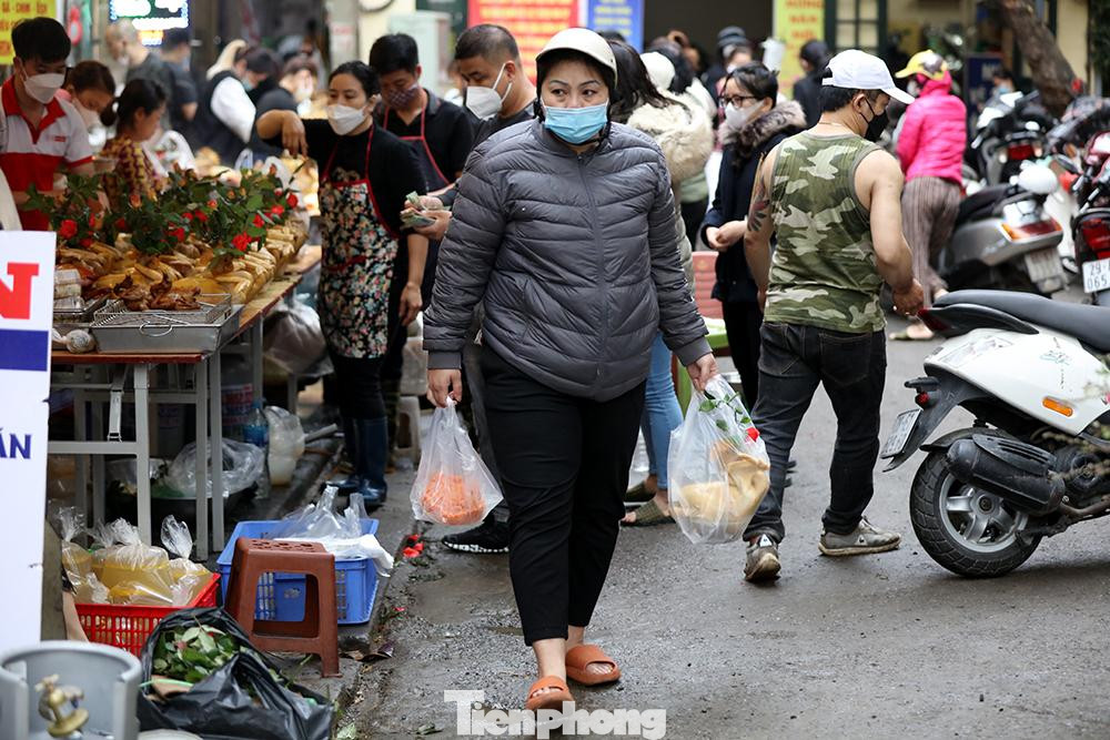 Chị Nguyễn M sống ở phố cổ cho biết: "Cứ ngày rằm và ngày ông Công,ông Táo tôi toàn qua chợ để mua gà về cúng,mặc dù đồ trên chợ rất đắt nhưng đã sắm lễ là phải thành tâm và đẹp" Chị Nguyễn M sống ở phố cổ cho biết: "Cứ ngày rằm và ngày ông Công,ông Táo tôi toàn qua chợ để mua gà về cúng,mặc dù đồ trên chợ rất đắt nhưng đã sắm lễ là phải thành tâm và đẹp"