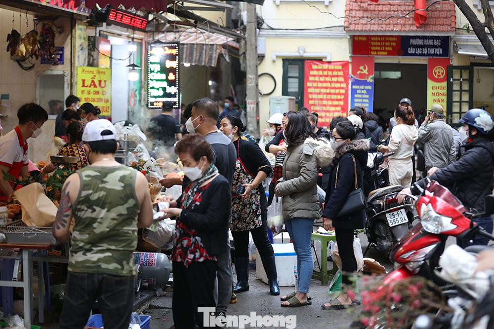 Người dân xếp hàng đợi đến lượt mua gà Người dân xếp hàng đợi đến lượt mua gà