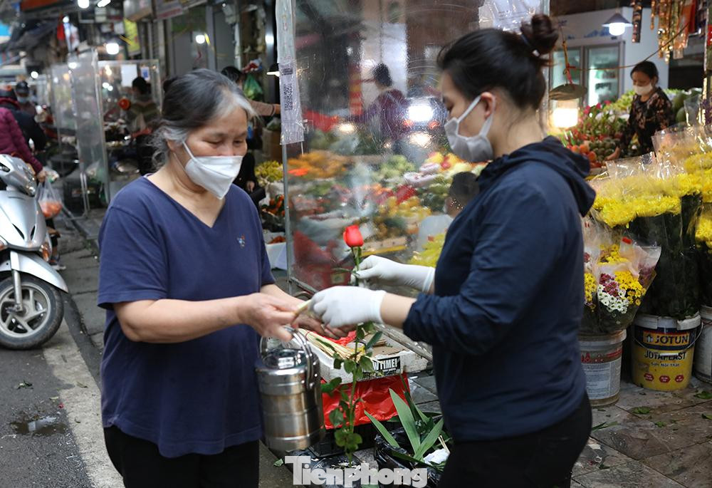 Thực phẩm bán ở chợ Hàng Bè có giá thường cao gấp rưỡi những chợ khác, nhưng vẫn luôn đắt hàng. Thực phẩm bán ở chợ Hàng Bè có giá thường cao gấp rưỡi những chợ khác, nhưng vẫn luôn đắt hàng.