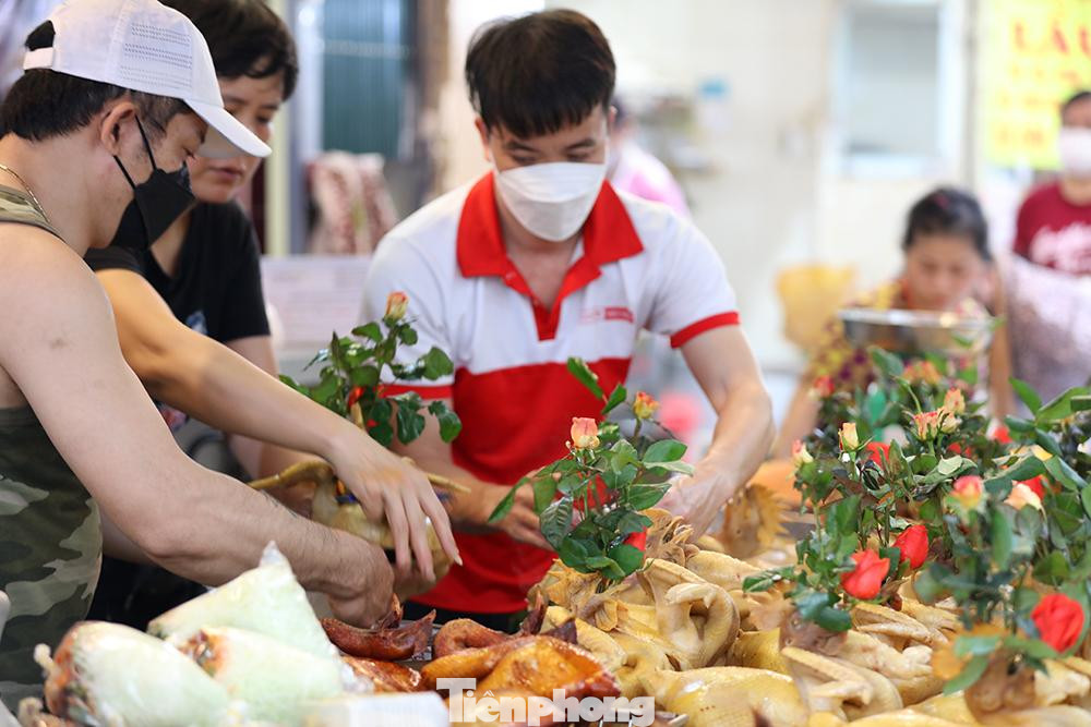 Từ 7h sáng 25/1, chợ Hàng Bè nhộn nhịp hơn hẳn mọi ngày khi nhiều người đi chợ mua đồ làm mâm cúng lễ ngày ông Công , ông Táo. Từ 7h sáng 25/1, chợ Hàng Bè nhộn nhịp hơn hẳn mọi ngày khi nhiều người đi chợ mua đồ làm mâm cúng lễ ngày ông Công , ông Táo.