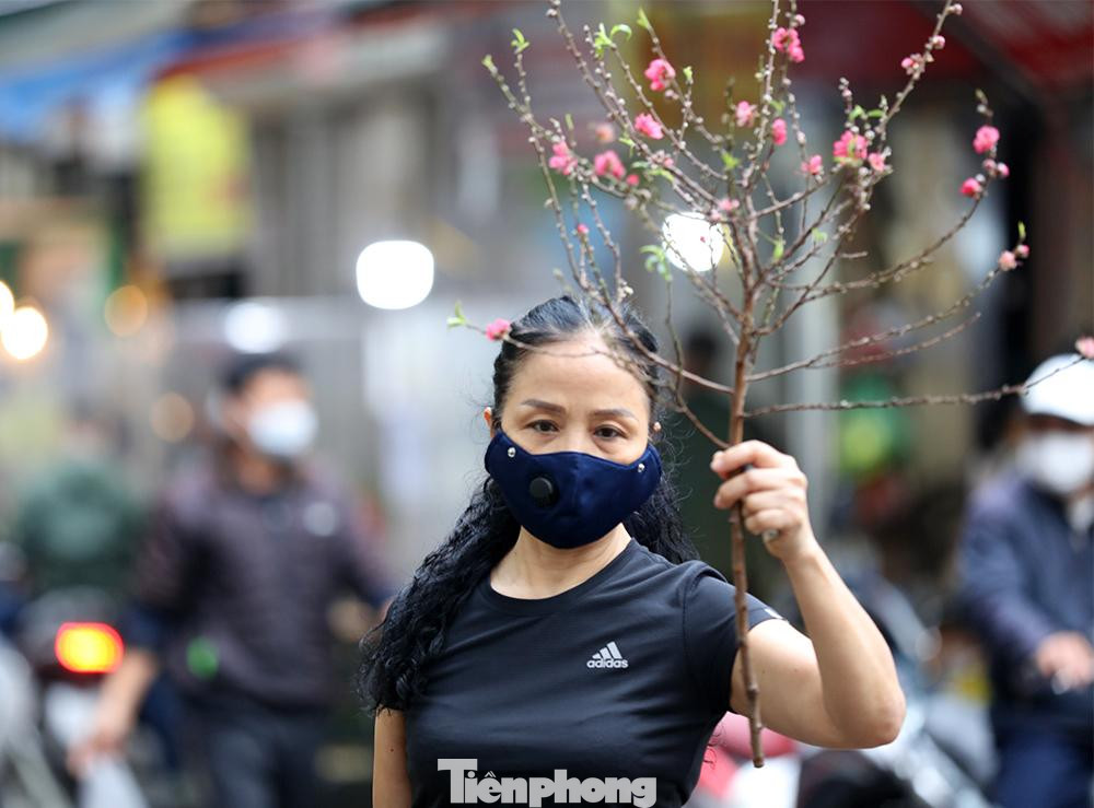 Ngày ông Công, ông Táo cũng là thời điểm những cành đào nhỏ xinh bắt đầu xuất hiện trên bàn thờ các gia đình, báo hiệu Tết đã rất gần. Ngày ông Công, ông Táo cũng là thời điểm những cành đào nhỏ xinh bắt đầu xuất hiện trên bàn thờ các gia đình, báo hiệu Tết đã rất gần.