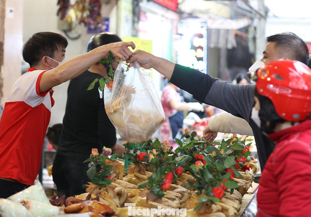 Chợ Hàng Bè gồm hơn 20 cửa hàng dọc phố Hàng Bè, Gia Ngư, Cầu Gỗ thuộc khu phố cổ Hà Nội. Chợ nhỏ nhưng nổi tiếng là "chợ nhà giàu" vì thực phẩm tươi ngon nhưng giá rất đắt đỏ. Chợ Hàng Bè gồm hơn 20 cửa hàng dọc phố Hàng Bè, Gia Ngư, Cầu Gỗ thuộc khu phố cổ Hà Nội. Chợ nhỏ nhưng nổi tiếng là "chợ nhà giàu" vì thực phẩm tươi ngon nhưng giá rất đắt đỏ.