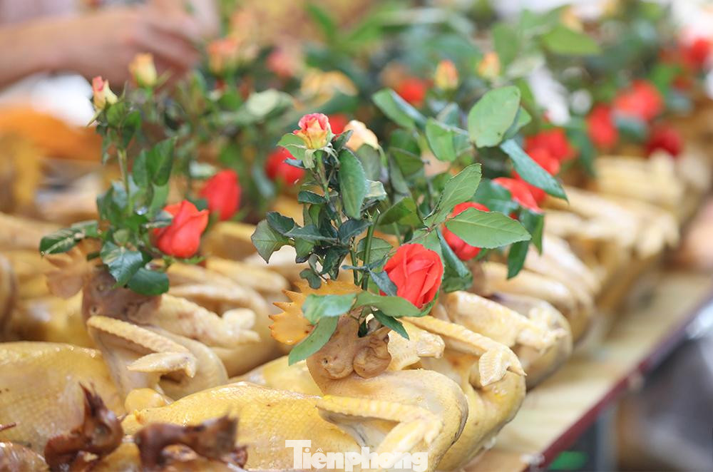 Với mỗi con gà giá 600.000 đồng trong thời buổi dịch COVID-19 như thế này nhưng nhiều người vẫn bỏ tiền ra sắm lễ. Với mỗi con gà giá 600.000 đồng trong thời buổi dịch COVID-19 như thế này nhưng nhiều người vẫn bỏ tiền ra sắm lễ.