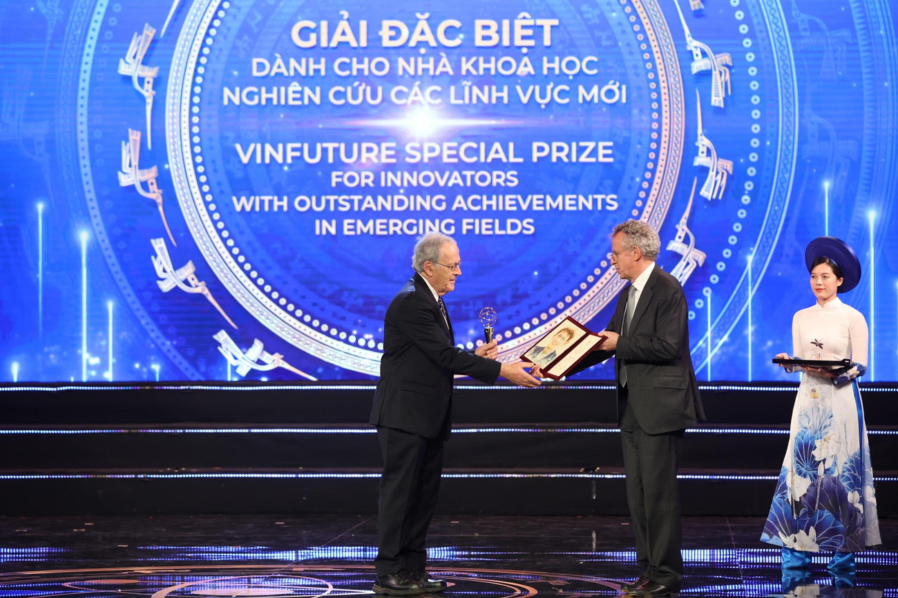 Đại diện nhóm nhà khoa học nhận Giải Đặc biệt VinFuture 2022 dành cho nhà khoa học nghiên cứu các lĩnh vực mới. Ảnh: Như Ý