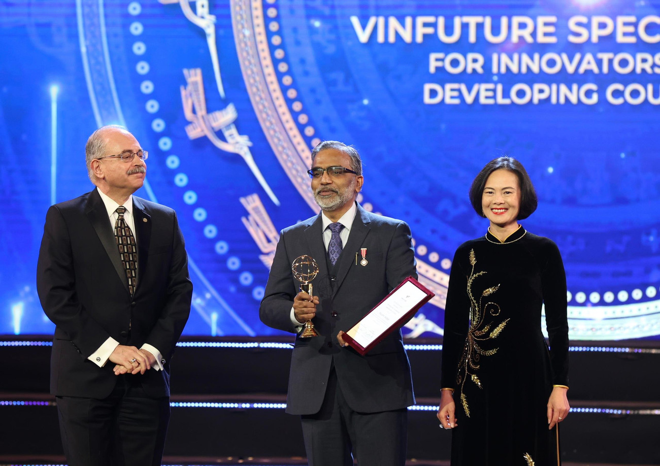 Giáo sư Thalappil Pradeep (Ấn Độ) nhận giải Đặc biệt VinFuture 2022 dành cho nhà khoa học đến từ các nước đang phát triển. Ảnh: Như Ý