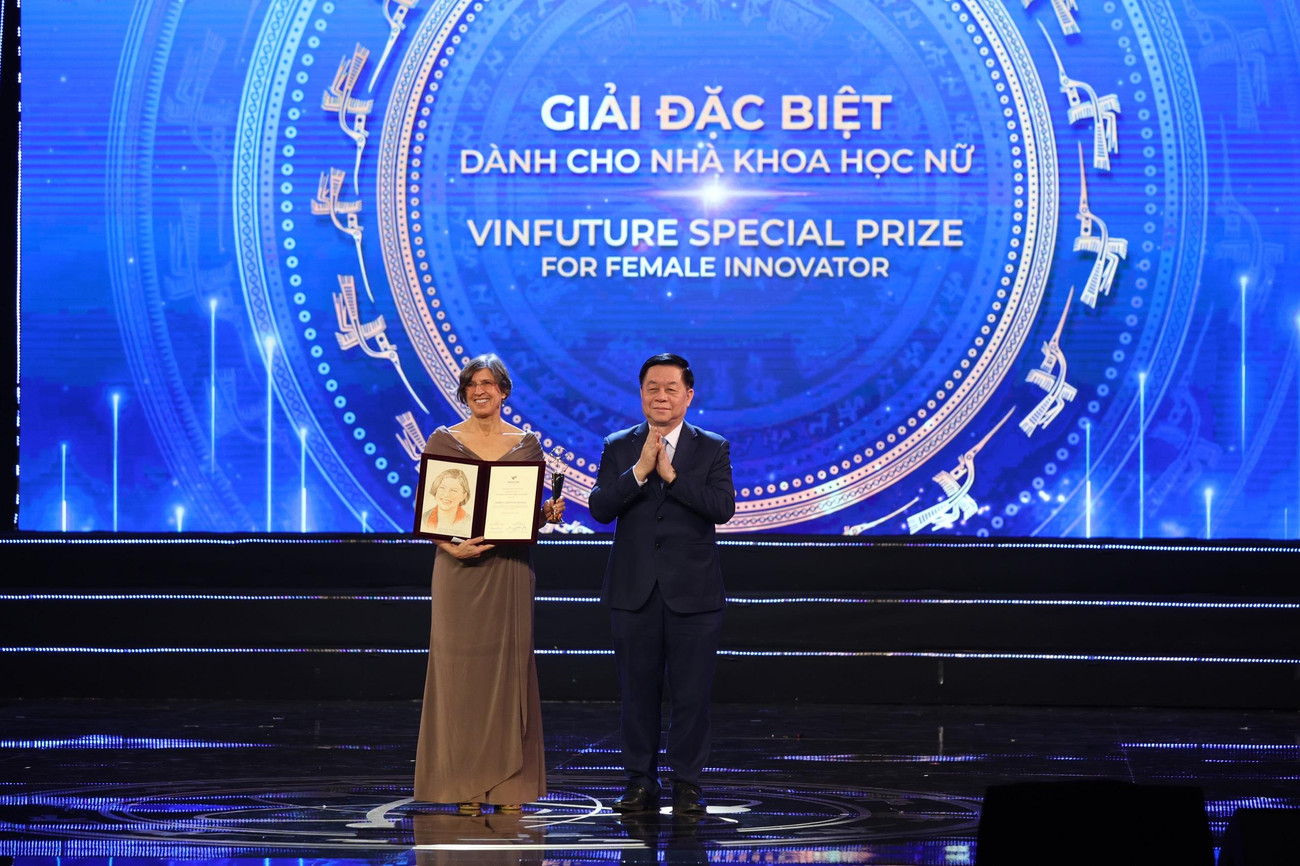 Trưởng Ban Tuyên giáo T.Ư Nguyễn Trọng Nghĩa trao Giải Đặc biệt VinFuture 2022 dành cho nhà khoa học nữ cho công trình nghiên cứu đột phá của Giáo sư Pamela Christine Ronald (Hoa Kỳ). Ảnh: Như Ý