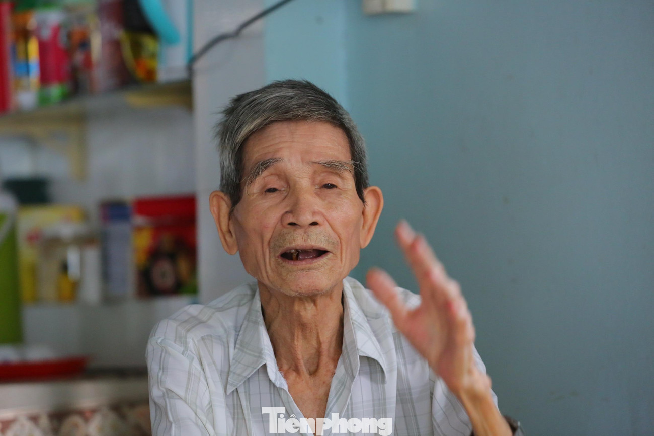 Ông Nguyễn Xuân Viên kể lại những ký ức kinh hoàng thời ở nhà tù Côn Đảo. Ảnh: Trọng Tài Ông Nguyễn Xuân Viên kể lại những ký ức kinh hoàng thời ở nhà tù Côn Đảo. Ảnh: Trọng Tài