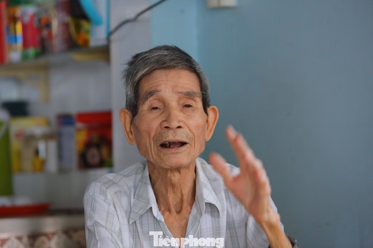 Ông Nguyễn Xuân Viên kể lại những ký ức kinh hoàng thời ở nhà tù Côn Đảo. Ảnh: Trọng Tài