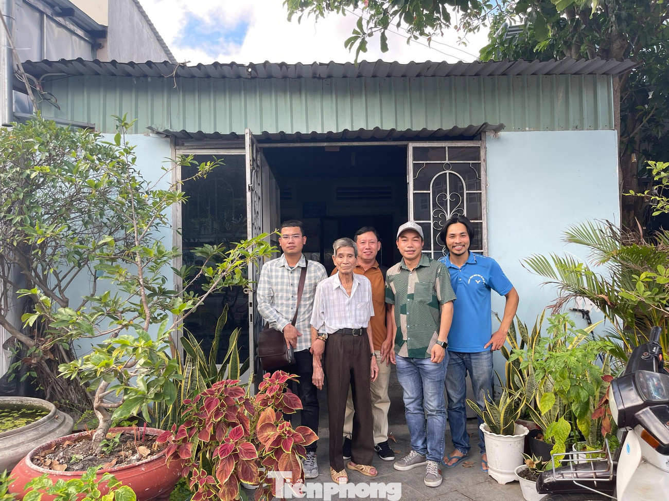 Nhóm phóng viên báo Tiền Phong chụp ảnh cùng ông Nguyễn Xuân Viên. Ảnh: PV Nhóm phóng viên báo Tiền Phong chụp ảnh cùng ông Nguyễn Xuân Viên. Ảnh: PV