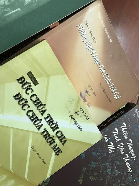 Hàng trăm cuốn sách, tài liệu về Hội Thánh Đức Chúa Trời được thu giữ tại phòng trọ của các đối tượng. Cắt đứt một 'vòi độc' của Hội Thánh Đức Chúa Trời ở Yên Bái ảnh 5