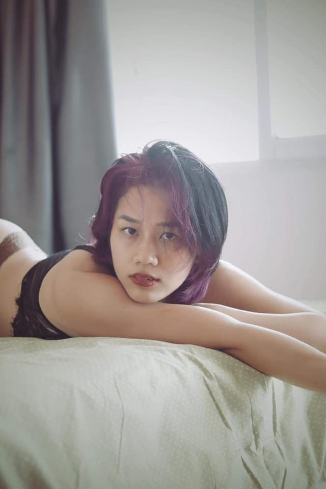 Hiền Lê có phong cách thời trang cá tính và phóng khoáng.