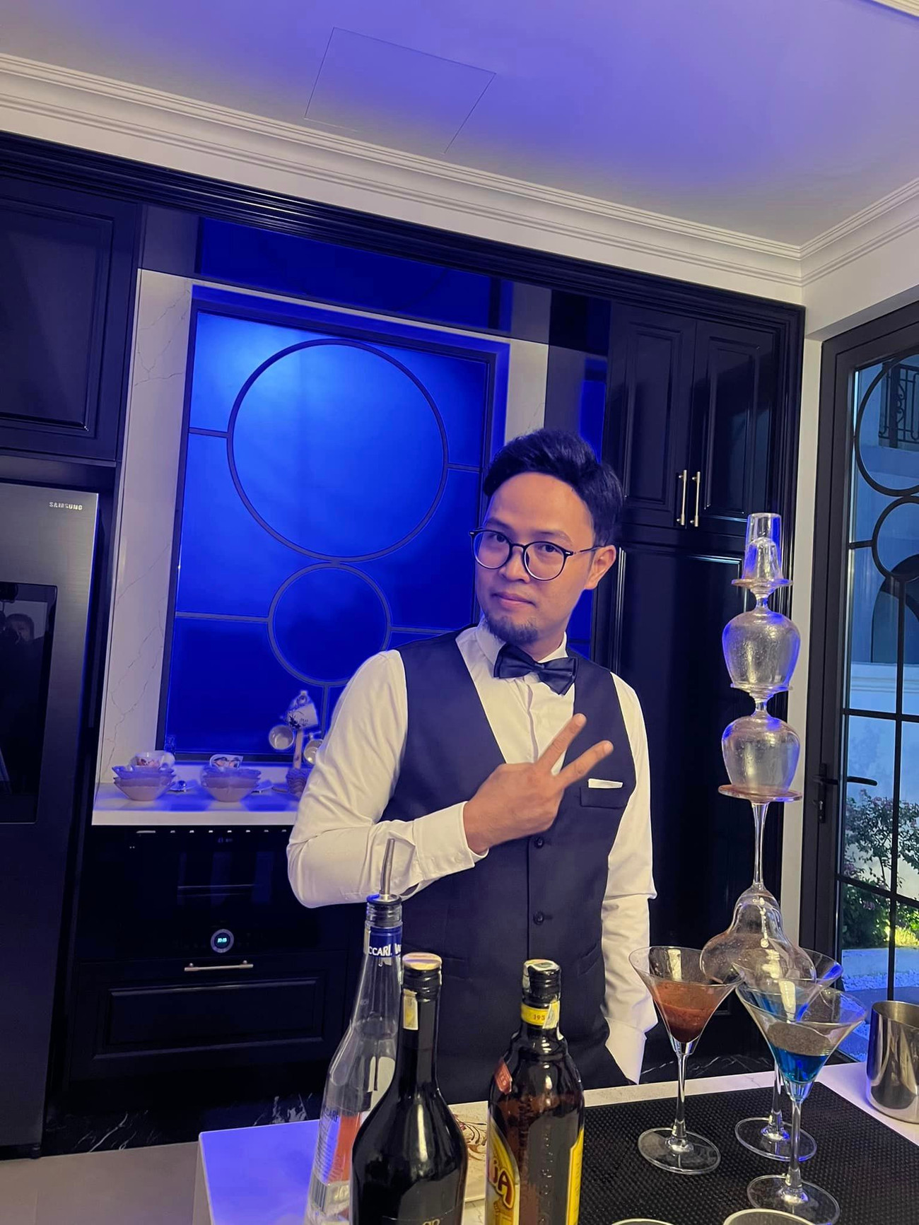 Tạo hình trái ngược của Thái Sơn trong hai bộ phim Cuộc chiến không giới tuyến và Biệt dược đen. Tạo hình trái ngược của Thái Sơn trong hai bộ phim Cuộc chiến không giới tuyến và Biệt dược đen.