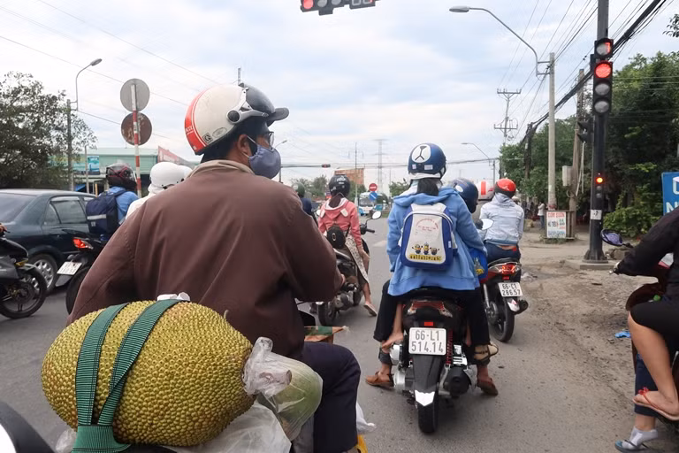 Người dân miền Tây trở lại TPHCM từ sáng sớm để tránh kẹt xe ảnh 4