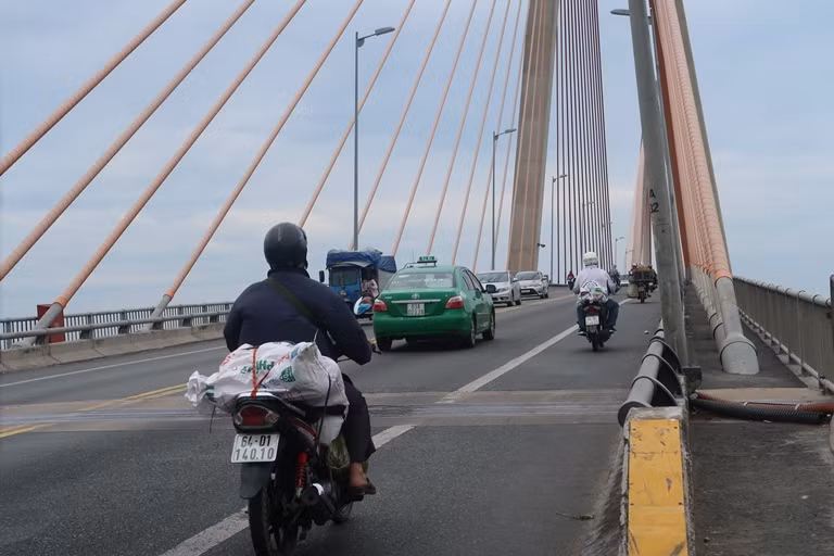 Người dân miền Tây trở lại TPHCM từ sáng sớm để tránh kẹt xe ảnh 3