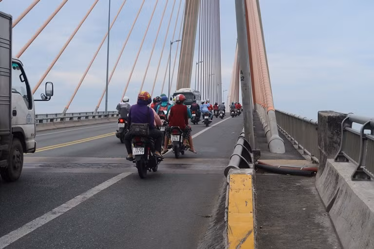 Người dân miền Tây trở lại TPHCM từ sáng sớm để tránh kẹt xe ảnh 2